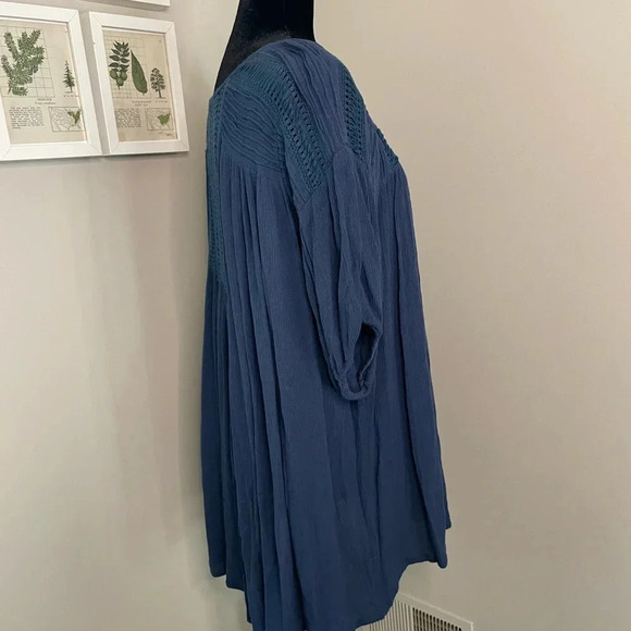 Mono‎ Reno Blue Button Down Tunic Top with Crochet Details - Picture 6 of 9